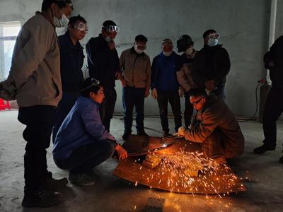 三都县开展焊工“订单式”就业技能培训班